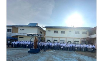 Upacara Bendera Senin, 13 Oktober 2025 Pembina Upacara Ibu Ika Siwi Nugroho, S.Pd Ajak Siswa SMAN 1 Amuntai Menjadi Generasi yang Disiplin dan Bahagia