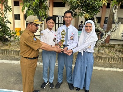 Juara 1 Lomba Debat B.inggris dan Best Speaker
