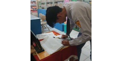 Mengisi Buku Tamu Perpustakaan