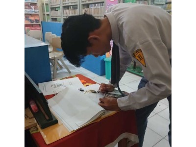 Mengisi Buku Tamu Perpustakaan