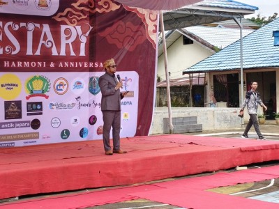 Membaca Puisi dari Hendra Royadi