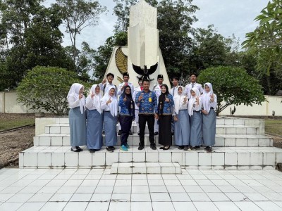 Kegiatan Tabur Bunga di Makam Pahlawan