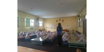 Belajar di Lantai 2 Perpustakaan