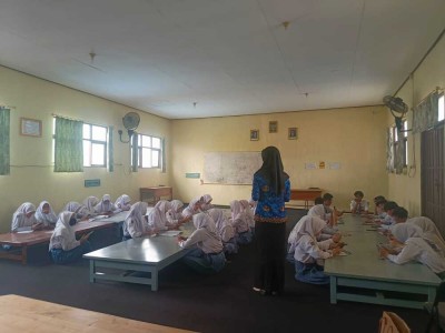 Belajar di Lantai 2 Perpustakaan