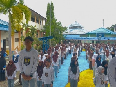Menyanyikan Lagu Indonesia Raya