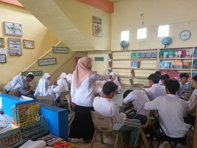 Belajar di Lantai 1 Perpustakaan