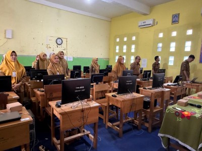 Meyanyikan Lagu Indonesia Raya