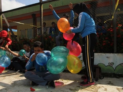 Lomba meniup balon saat kegiatan classmeeting-