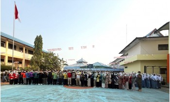 Bupati HSU Bagikan Masker di SMAN 1 Amuntai, Ajak Warga Sekolah Peduli Kesehatan di Tengah Kabut Asap