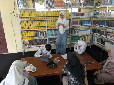 Belajar di Lantai 2 Perpustakaan