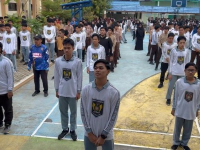 Menyanyikan Lagu Indonesia Raya