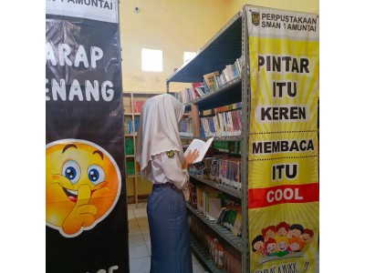 Mencari Buku di Rak Buku