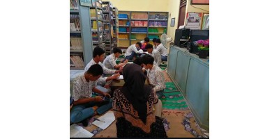 Belajar di Lantai 1 Perpustakaan
