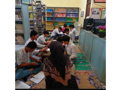Belajar di Lantai 1 Perpustakaan