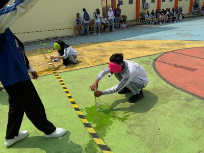 Lomba Mengisi Air ke dalam Botol