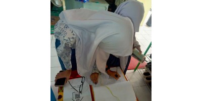 Mengisi Buku Tamu Perpustakaan