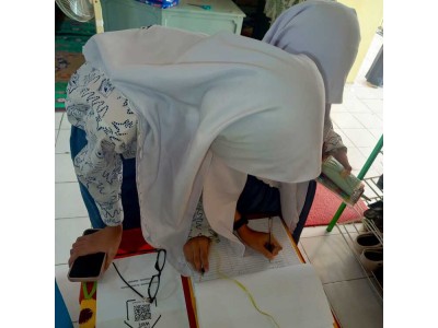 Mengisi Buku Tamu Perpustakaan