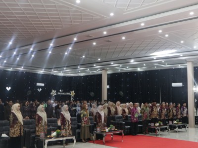 Menyanyikan Lagu Indonesia Raya