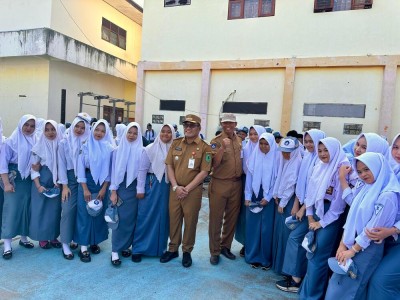 Bapak Bupati, Kepala Sekolah dan Siswi SMAN 1 Amuntai