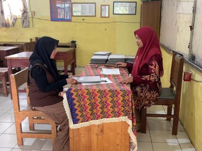 Pembagian Rapor Semester Genap & Kenaikan Kelas XI - F2 Tahun Pelajaran 2024/2025