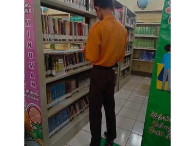Mencari Buku di Rak Buku