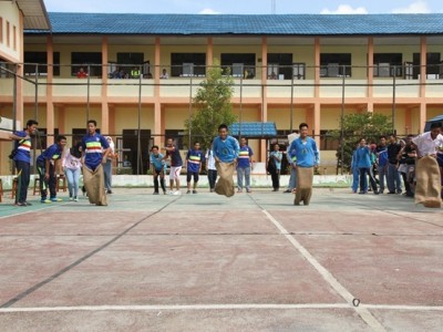 Lomba balap karung antar kelas 