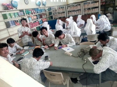 Belajar di Lantai 1 Perpustakaan