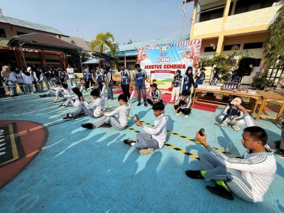 Lomba Memasukkan Paku ke dalam Botol