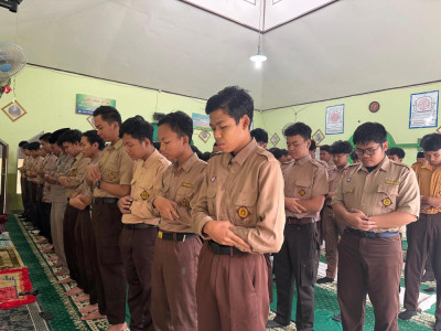 Shalat Hajat dan Doa Bersama Kelas XII dalam Persiapan Menghadapi TKA