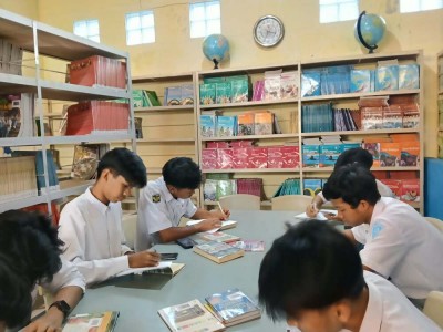 Belajar di Lantai 1 Perpustakaan