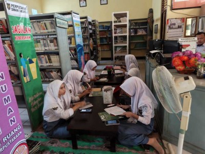 Belajar di Lantai 1 Perpustakaan