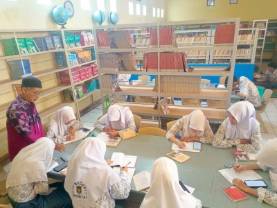 Belajar di Lantai 1 Perpustakaan