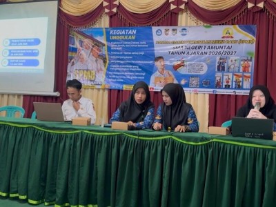 Wakasek Kesiswaan Hj. Rakhmawati, M.Pd