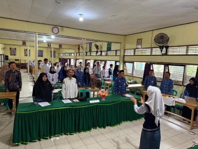 Menyanyikan Lagu Wajib