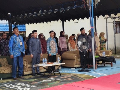 Menyanyi Lagu Indonesia Raya