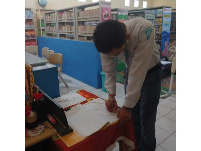 Mengisi Buku Tamu Perpustakaan