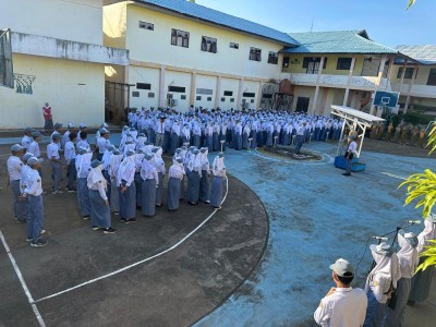 Siswa (i) Staff Guru SMAN 1 Amuntai 