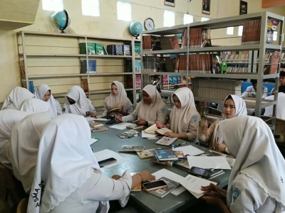 Belajar di Lantai 1 Perpustakaan