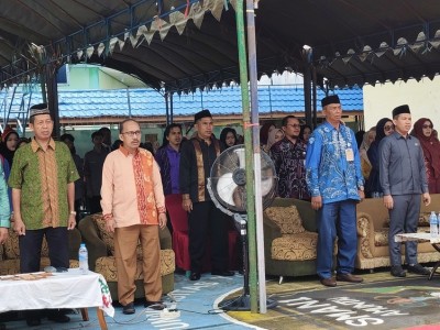 Menyanyi Lagu Indonesia Raya