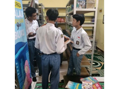 Mencari Buku di Rak Buku