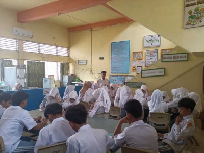 Belajar di Lantai 1 Perpustakaan