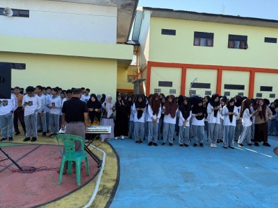 Menyanyikan Lagu Rukun Sama Teman