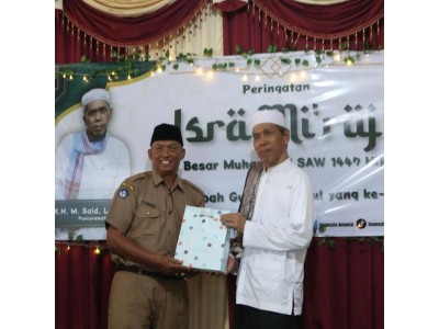 Pemberian kenang-kenangan dari SMAN 1 Amuntai