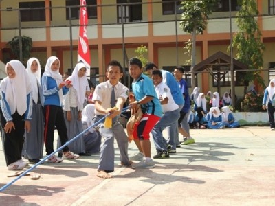 Lomba tarik tambang putraputri setelah ulangan sekolah selesai