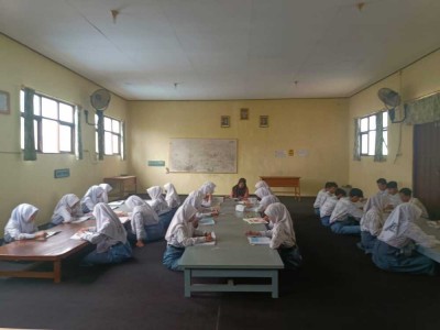 Belajar di Lantai 2 Perpustakaan