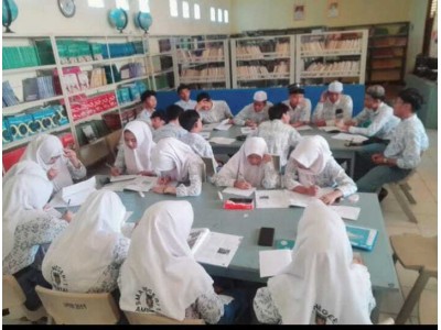 Belajar di Lantai 1 Perpustakaan