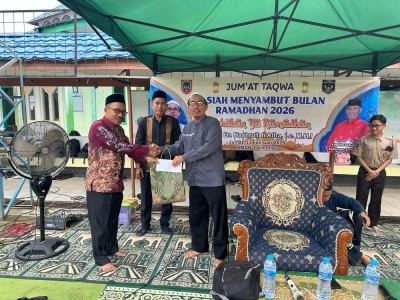 Foto pemberian kenang-kenangan dari SMAN 1 Amuntai