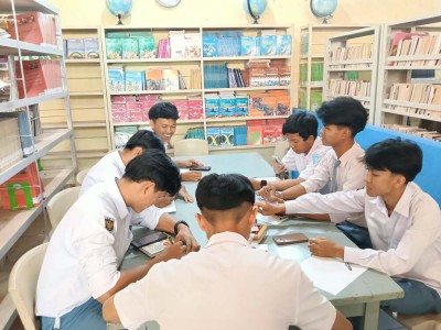 Belajar di Lantai 1 Perpustakaan