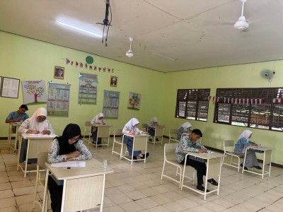 Menulis Cerpen dan Cipta Puisi