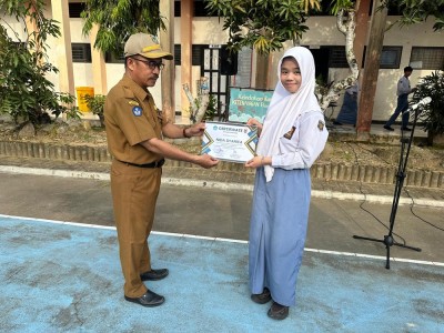 Juara 1 Lomba Debat B.inggris dan Best Speaker